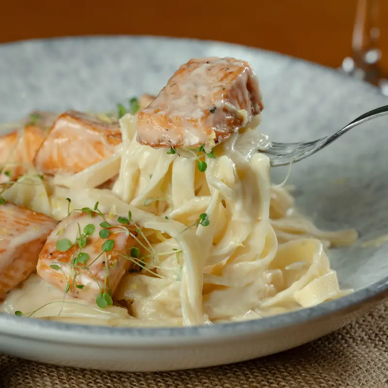 FETTUCCINE AO LIMONE COM SALMÃO EM CUBOS