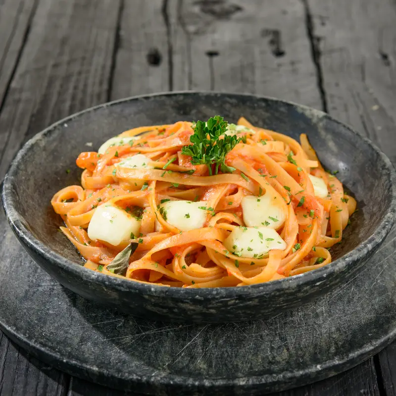 FETTUCCINE AO MOLHO POMODORO E MUÇARELA DE BÚFALA