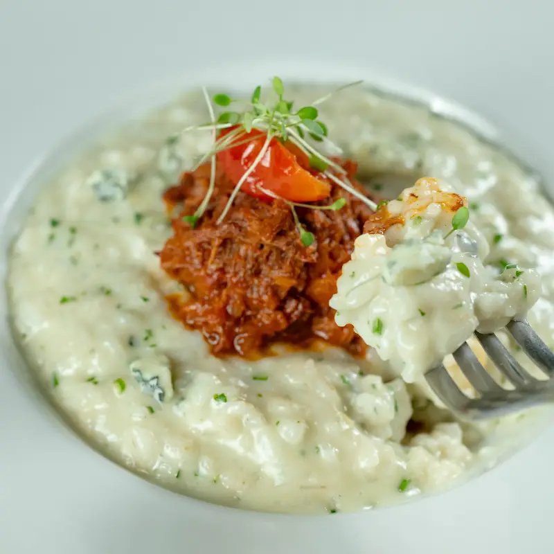 RISOTO DE GORGONZOLA COM RAGU DE FILÉ MIGNON