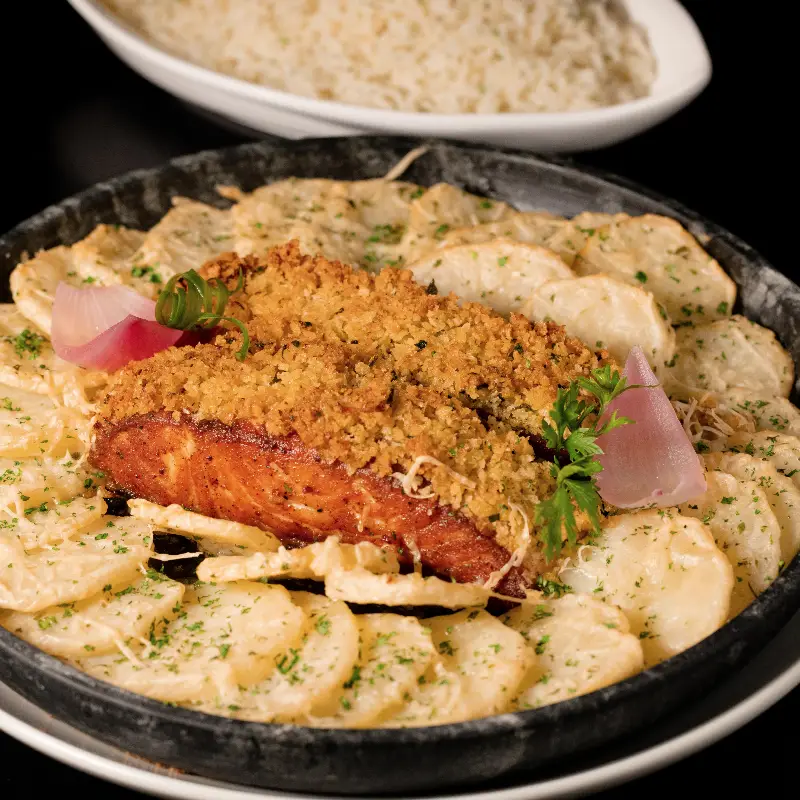 SALMÃO EM CROSTA DE ALHO