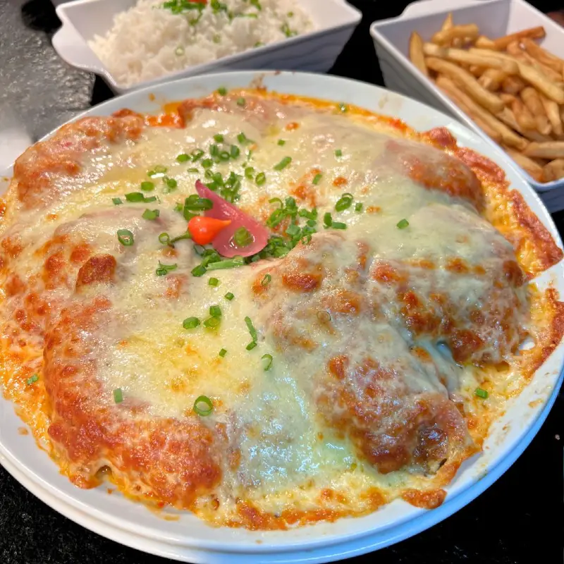 FILÉ À PARMEGIANA