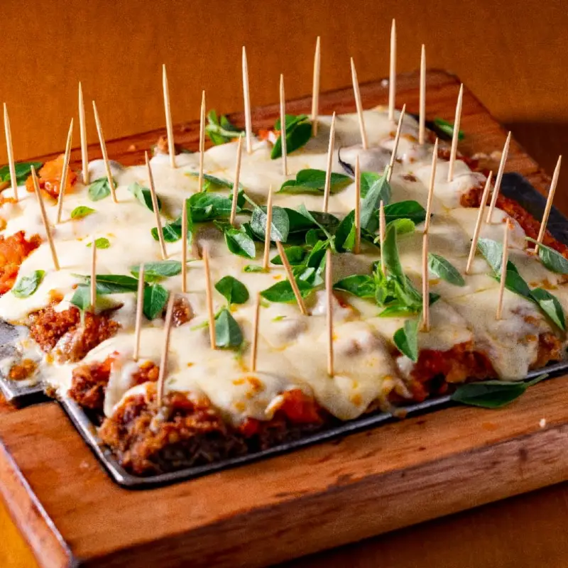 PETISCO DE FILÉ À PARMEGIANA NO PALITO