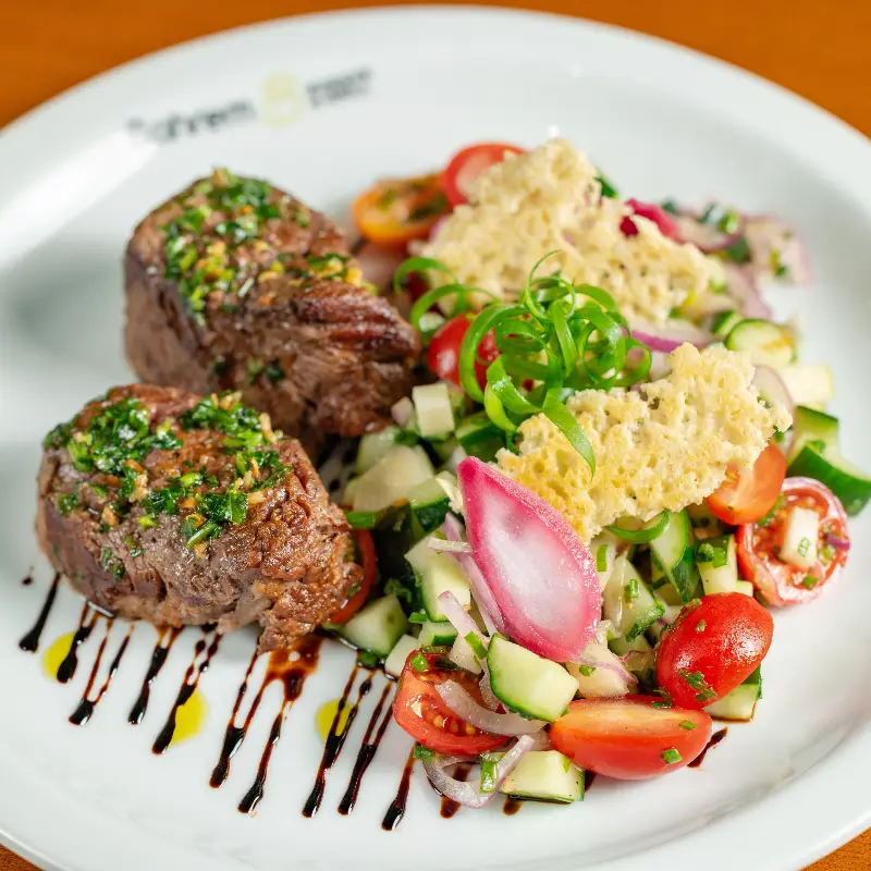 Salada crocante com filé