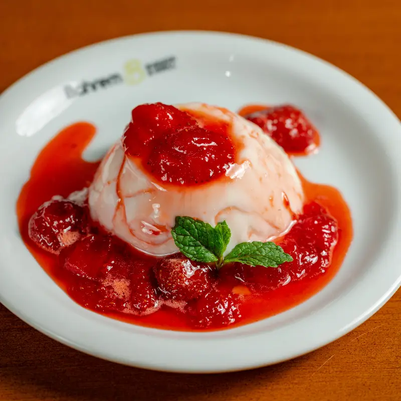 Panna Cotta de limão siciliano coberta com calda de morango